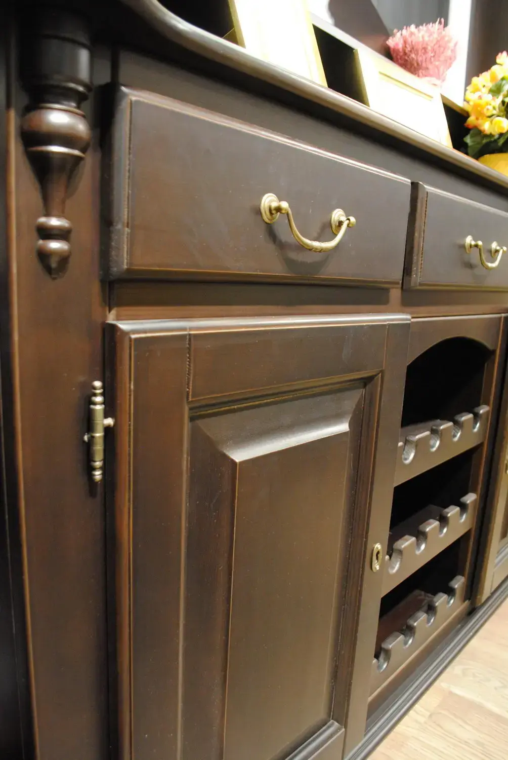 Тумба массив сосны Скандия 2-дверная с 3 ящиками с бутылочницей 1.17.02