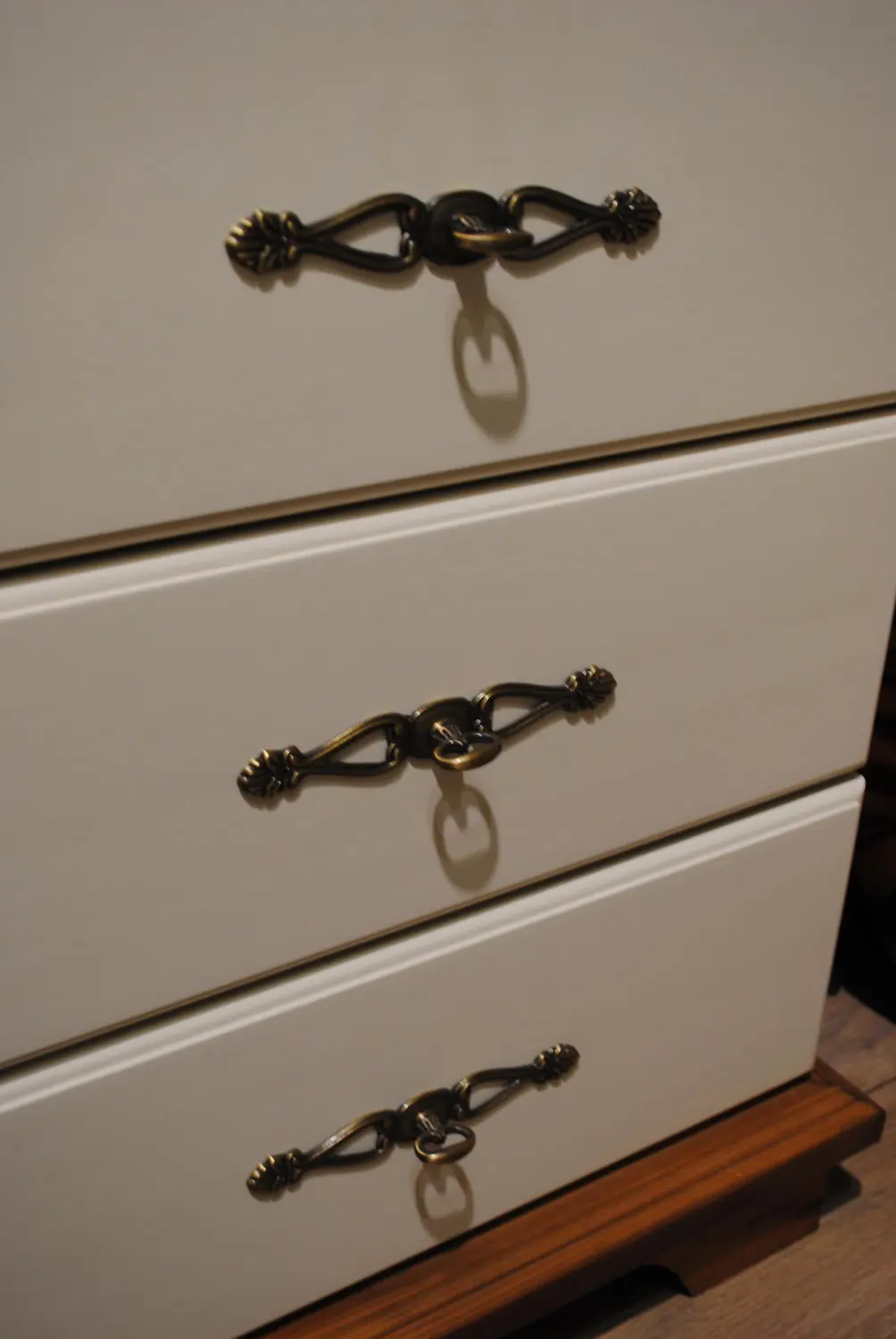 Шкаф белый с 3 ящиками Брусно 2-створчатый с ящиками слева 3.24.01